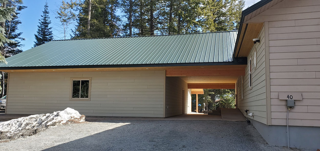Custom luxury garage by Sandpoint Builders in North Idaho