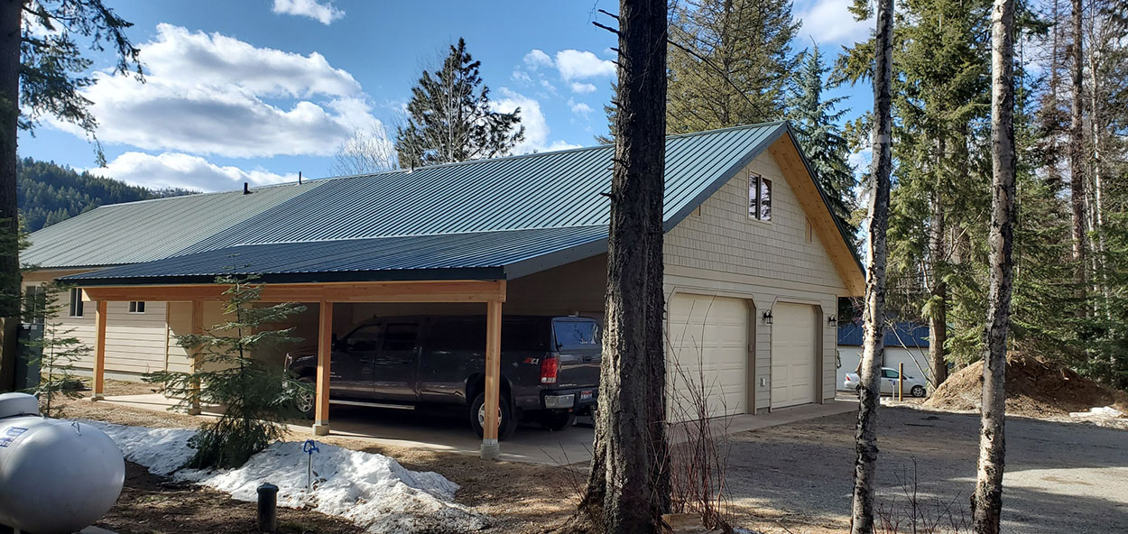 Custom luxury garage by Sandpoint Builders in North Idaho