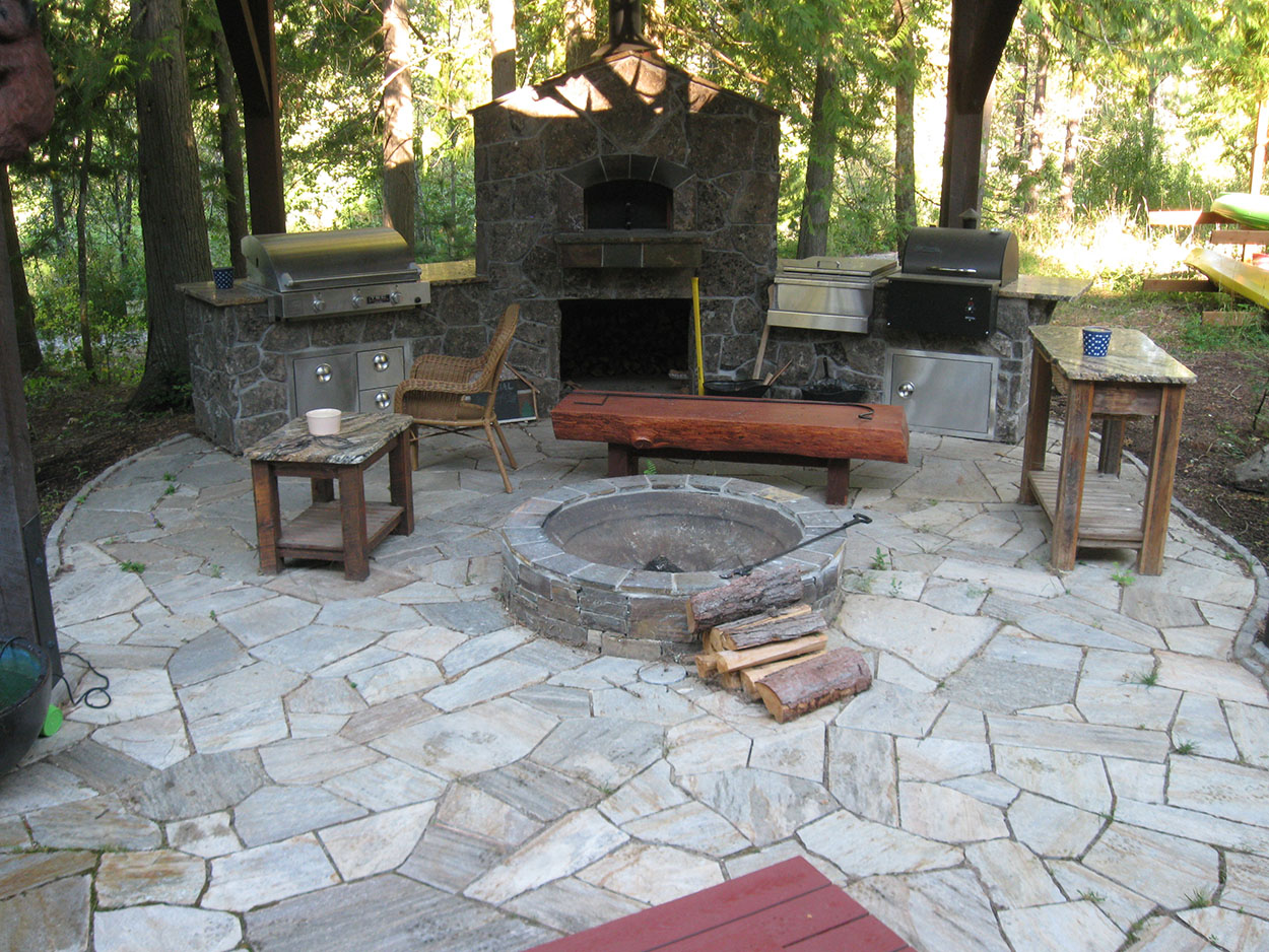 Custom outdoor kitchen by Sandpoint Builders in North Idaho