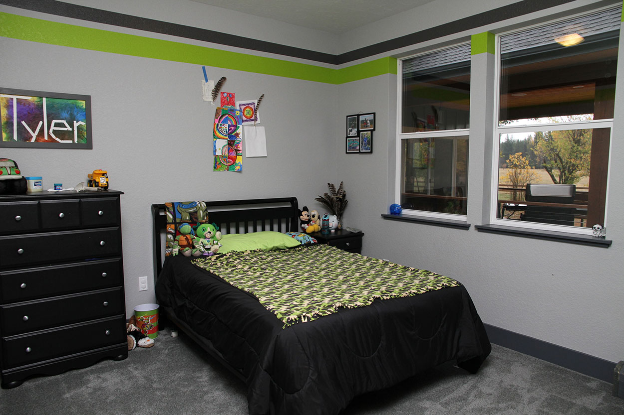 Custom home by Sandpoint Builders in North Idaho, bedroom